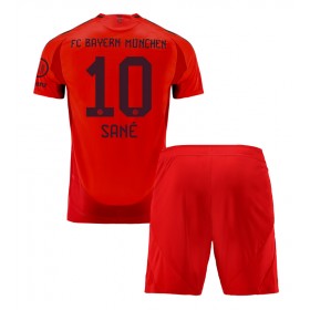 Bayern Munich Leroy Sane #10 Heimtrikot 2024-25 Kurzarm (+ kurze hosen)